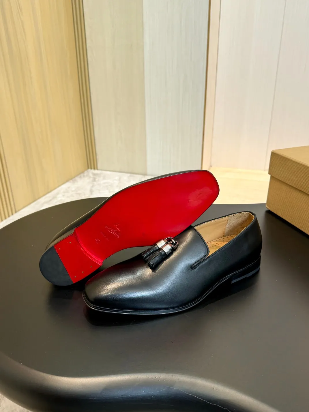 💰960 Christia*.Loubouti* high-end men's business formal leather shoes, original genuine cowhide red sole, imported Italian cowhide outsole, first-layer cowhide, water-dyed cowhide lining, high-end luxury. Size: 39-44 (customized at 38.45.46)✅